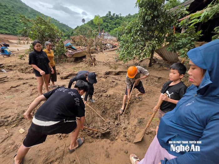 Người dân Mỹ Lý đào xới đất bùn tìm tài sản. Ảnh: Hoài Thu