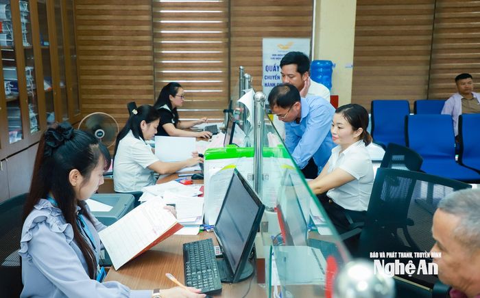 Công chức xã Đô Lương tiếp nhận, giải quyết thủ tục hành chính cho người dân tại Trung tâm phục vụ hành chính công. Ảnh: Thành Duy