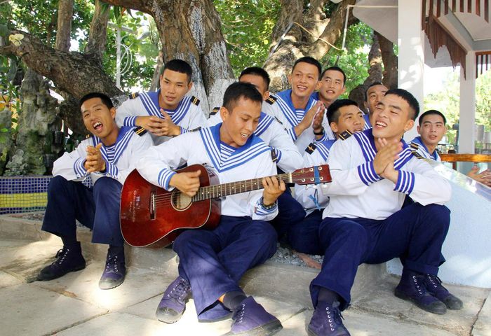 Sau mỗi giờ tập luyện, sẵn sàng chiến đấu, các chiến sĩ lại quây quần bên nhau đàn hát vui vẻ.