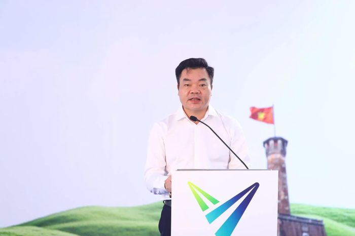 Ông Đào Việt Long – Phó Giám đốc Sở Xây dựng đánh giá cao những đóng góp của Công ty Vinbus vào công cuộc chuyển đổi xanh của Thành phố.