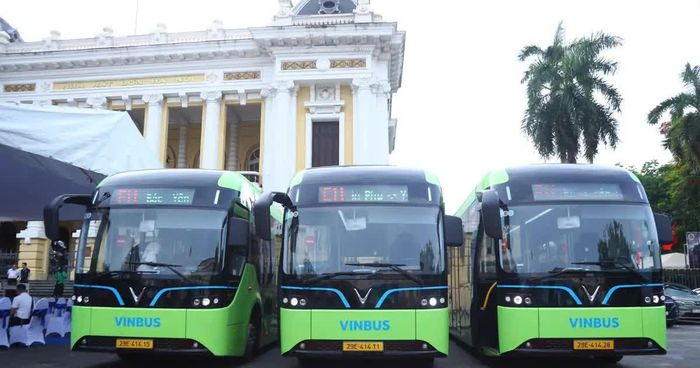 E11 là tuyến buýt điện thứ 18 được VinBus đưa vào vận hành tại Thủ đô Hà Nội, sử dụng dòng xe VinFast EB8 do Việt Nam sản xuất 100%.