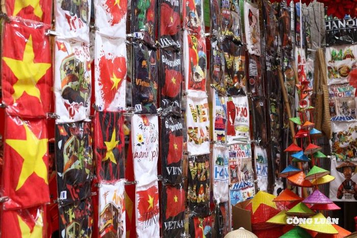Những chiếc áo với đa dạng mẫu mã.