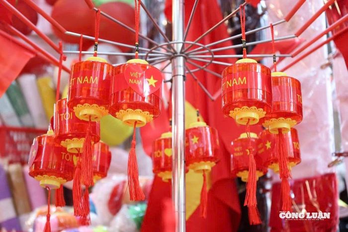 Hình ảnh lá cờ Tổ quốc cùng dòng chữ Việt Nam được in nổi bật trên những chiếc đèn lồng nhựa, lan tỏa tinh thần tự hào dân tộc.