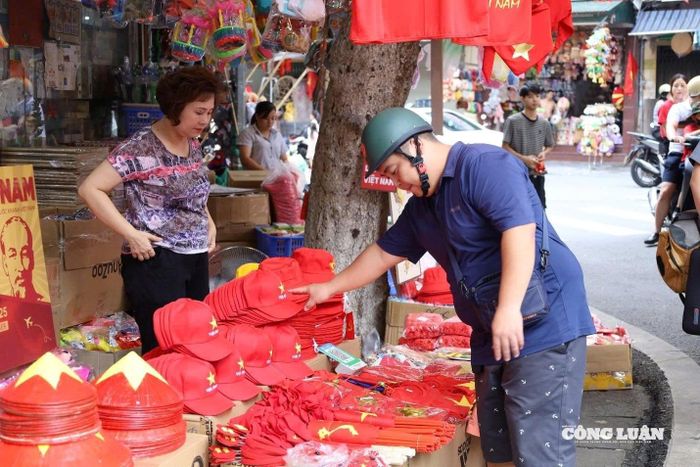Vô vàn sản phẩm gần gũi, với tông màu đỏ chủ đạo cùng ngôi sao vàng nổi bật đều được nhiều người dân tìm mua cho dịp lễ trọng đại này.