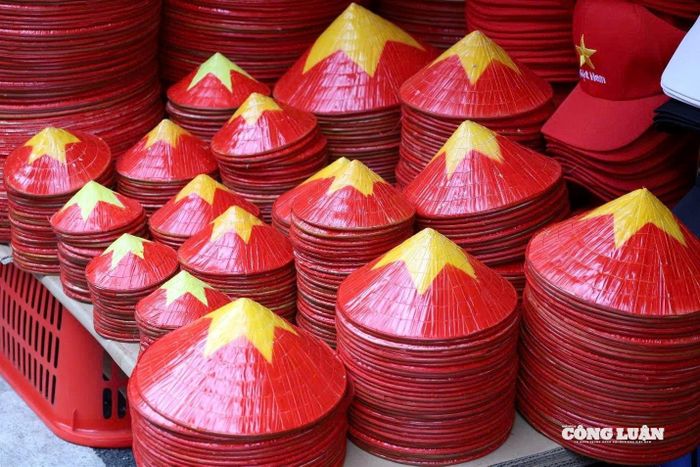 Nón lá vẽ hình cờ đỏ sao vàng với đủ kích thước, vừa giữ hồn truyền thống, vừa lan tỏa tinh thần tự hào dân tộc.