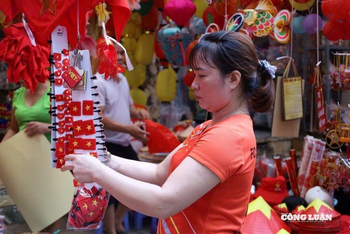 Theo chia sẻ của một số tiểu thương, lượng hàng bán ra dịp này tăng mạnh.