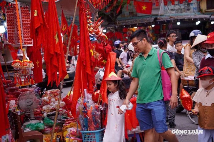 Không khí mua sắm rất nhộn nhịp, đông vui, ai cũng muốn lựa chọn cho mình một món đồ có in hình lá cờ Tổ quốc hay là biểu tượng của quê hương, đất nước như là 1 cách để thể hiện tinh thần yêu nước, niềm tự hào dân tộc.