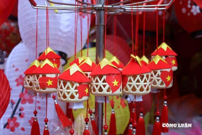 Đèn lồng tre cách điệu hình lá cờ được bán với giá 20.000 đồng/chiếc.