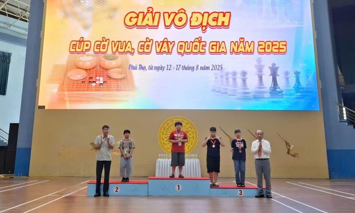 Hình ảnh kỳ thủ cờ vây Nguyễn Trần Hải Đăng (bục số 1) xuất sắc giành 3 Huy chương Vàng cá nhân lứa tuổi 11 nam. ẢNh: Báo bắc Ninh.