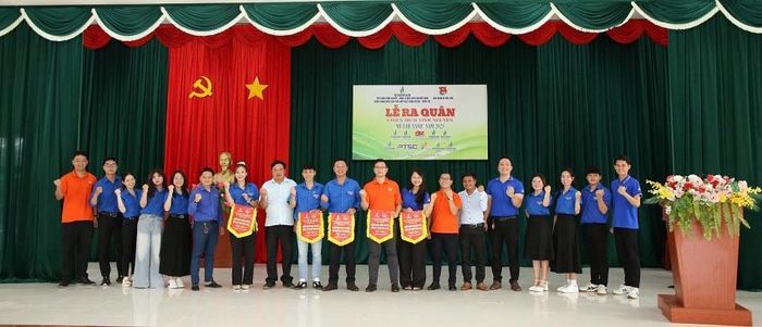 Đồng chí Nguyễn Văn Tiến Hưng và đại diện chính quyền địa phương trao tặng Cờ lưu niệm cho các đơn vị nhằm trân trọng, ghi nhận những đóng góp, ủng hộ của các đơn vị đã tổ chức chiến dịch.