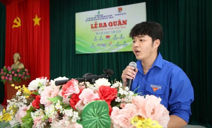 Đại diện các ĐVTN tham gia chiến dịch Mùa hè xanh năm 2025, sinh viên Lê Tấn Huy chia sẻ cảm xúc tại Lễ ra quân.
