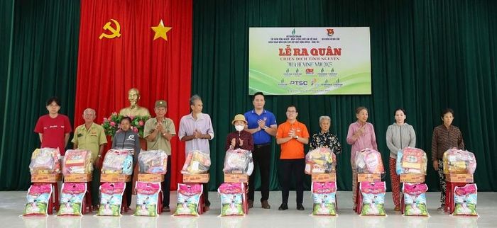 Ban tổ chức chiến dịch tặng quà cho các học sinh có hoàn cảnh khó khăn, gia đình chính sách tại xã Bàu Lâm.