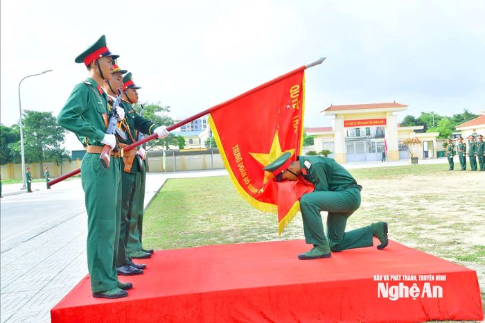 Thực hiện nghi thức thiêng liêng hôn lên Quân kỳ Quyết thắng trong lễ tuyên thệ chiến sĩ mới. Ảnh: Trọng Kiên