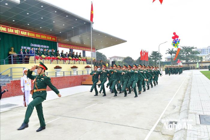 Khối sĩ quan tham gia diễu binh diễu hành trong lễ ra quân huấn luyện năm 2025. Ảnh: Trọng Kiên