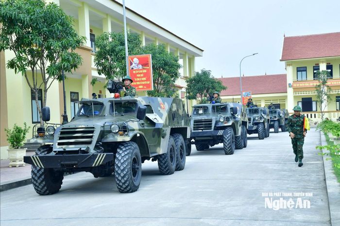 Các phương tiện kỹ thuật đại đội trinh sát cơ giới Bộ Chỉ huy Quân sự tỉnh sẵn sàng cơ động thực hiện nhiệm vụ khi có lệnh. Ảnh: Trọng Kiên