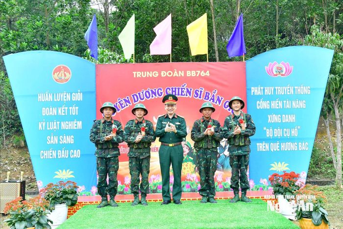 Đại tá Phạm Đình Trung - Phó Chính ủy Bộ Chỉ huy Quân sự tỉnh tặng hoa bắn giỏi cho các chiến sĩ đạt thành thích cao trong kiểm tra bắn súng. Ảnh: Trọng Kiên