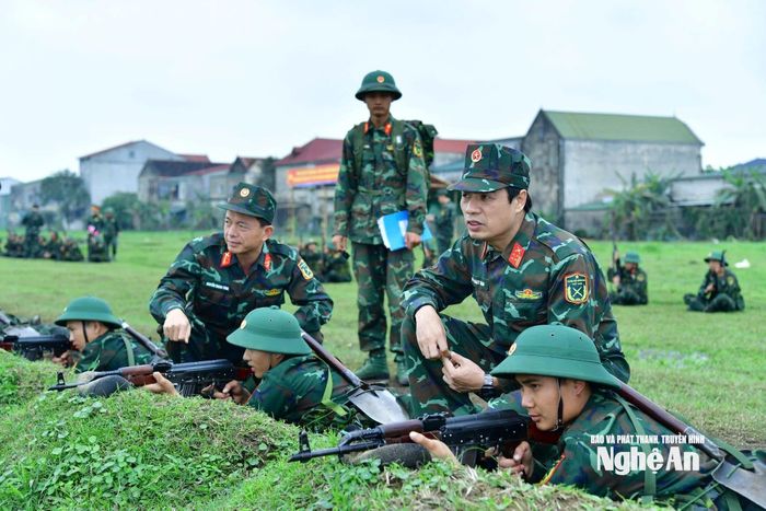 Đồng chí Đinh Bạt Văn - Chỉ huy Trưởng Bộ Chỉ huy Quân sự tỉnh tiến hành kiểm tra công tác huấn luyện chiến sĩ mới tại Trung đoàn 764. Ảnh: Bộ CHQS tỉnh