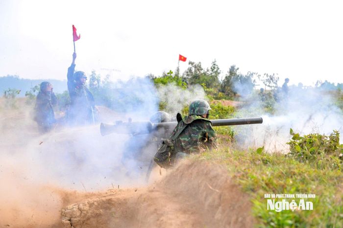 Khẩu đội DKZ nhả đạn tiêu diệt các mục tiêu giả định trong diễn tập. Ảnh: Bộ CHQS tỉnh
