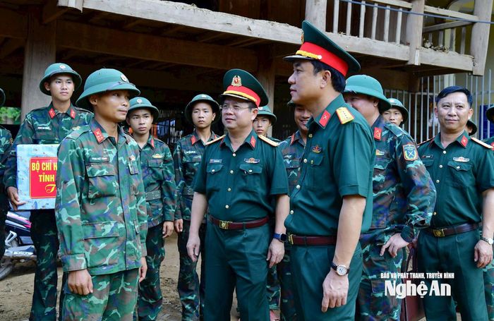 Đại tá Nguyễn Văn An - Phó Bí thư Thường trực Đảng ủy, Chính ủy Bộ Chỉ huy quân sự tỉnh thăm hỏi, động viên cán bộ, chiến sỹ Bộ chỉ huy Quân sự tỉnh đang thực hiện nhiệm vụ giúp dân khắc phục hậu quả mưa lũ tại xã Mỹ Lý. Ảnh: Hoàng Anh
