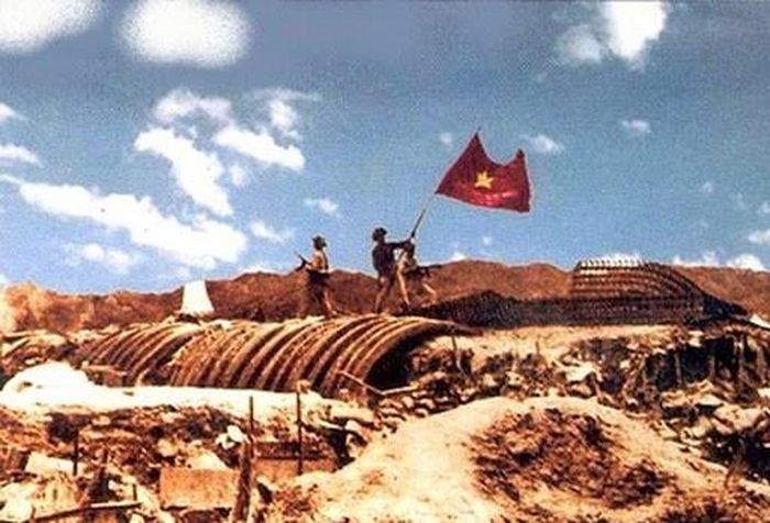 Lá cờ Quyết chiến Quyết thắng của Chủ tịch Hồ Chí Minh trao cho Quân đội nhân dân Việt Nam đã hiên ngang tung bay trên nóc hầm tướng De Castries. Ảnh tư liệu