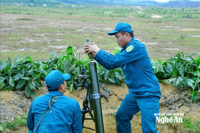 Khẩu đội súng cối 82mm (thị xã Hoàng Mai cũ) thực hành tiêu diệt các mục tiêu giả định trong Hội thao phân đội pháo binh dân quân toàn năng năm 2024. Ảnh: Trọng Kiên