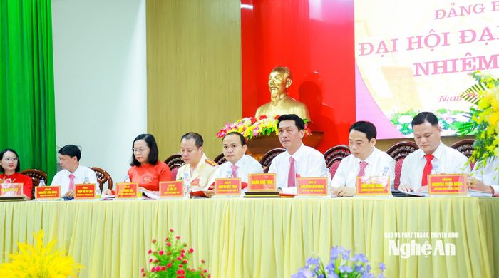 Đoàn Chủ tịch chủ trì, điều hành Đại hội đại biểu Đảng bộ xã Nam Đàn lần thứ I, nhiệm kỳ 2025 - 2030. Ảnh: Thành Duy