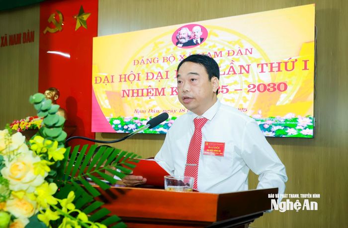 Đồng chí Hoàng Nghĩa Hùng - Phó Bí thư Đảng ủy, Chủ tịch UBND xã điều hành thông qua góp ý văn kiện Đại hội Đảng cấp trên. Ảnh: Thành Duy