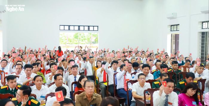 Các đại biểu thông qua Nghị quyết Đại hội đại biểu Đảng bộ xã Nam Đàn lần thứ I, nhiệm kỳ 2025 - 2030. Ảnh: Thành Duy