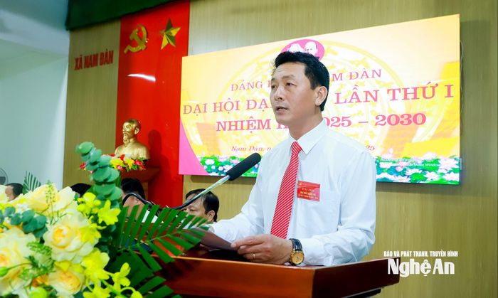 Đồng chí Nguyễn Duy Thảo - Bí thư Đảng ủy, Chủ tịch HĐND xã phát biểu khai mạc Đại hội đại biểu Đảng bộ xã Nam Đàn lần thứ I, nhiệm kỳ 2025 - 2030. Ảnh: Thành Duy