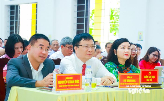 Các đồng chí Ủy viên Ban Chấp hành Đảng bộ tỉnh về dự Đại hội đại biểu Đảng bộ xã Nam Đàn lần thứ I, nhiệm kỳ 2025 - 2030. Ảnh: Thành Duy