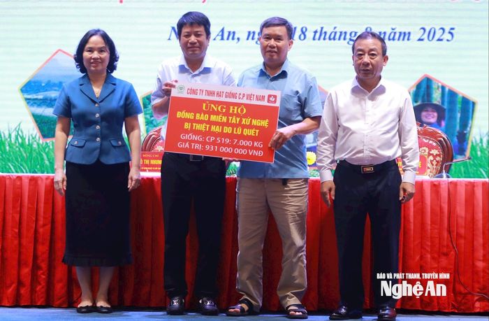 Công ty TNHH Hạt giống CP Việt Nam hỗ trợ 7.000kg hạt giống ngô lai CP giúp nông dân các địa phương miền Tây tỉnh Nghệ An khôi phục sản xuất. Ảnh: Phú Hương