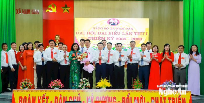 Các đồng chí lãnh đạo tỉnh chúc mừng Ban Chấp hành Đảng bộ xã Nam Đàn. Ảnh: Thành Duy