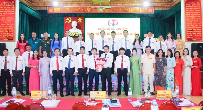 Tổ công tác của Ban Thường vụ Tỉnh ủy Nghệ An chúc mừng Ban Chấp hành Đảng bộ xã Văn Hiến nhiệm kỳ 2025 - 2030. Ảnh: Mai Hoa