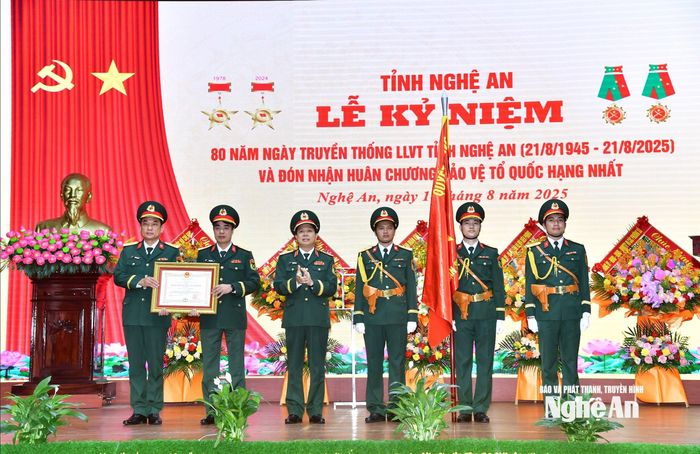 Thừa ủy quyền của Chủ tịch nước, Thiếu tướng Lê Văn Trung - Ủy viên Ban Thường vụ Đảng ủy, Phó Chính ủy Quân khu 4 trao Huân chương Bảo vệ Tổ quốc hạng Nhất của Chủ tịch nước tặng LLVT tỉnh Nghệ An. Ảnh: Trọng Kiên
