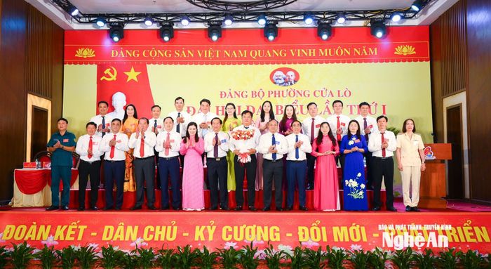 Đồng chí Lê Đức Cường - Ủy viên Ban Thường vụ, Trưởng ban Tổ chức Tỉnh ủy chúc mừng Ban Chấp hành Đảng bộ phường Cửa Lò nhiệm kỳ 2025 - 2030. Ảnh: Thành Cường