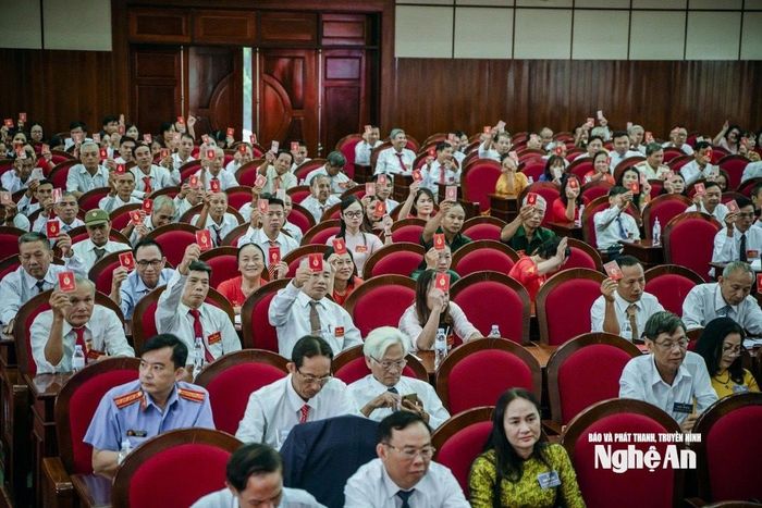 Các đại biểu biểu quyết thông qua dự thảo Nghị quyết Đại hội. Ảnh: Văn Trường