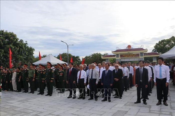 Các đại biểu dành phút mặc niệm tưởng nhớ các liệt sĩ.