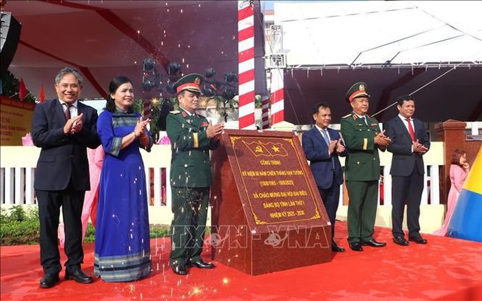 Các đại biểu dự lễ gắn biển công trình Bảo tàng Chiến thắng Vạn Tường.
