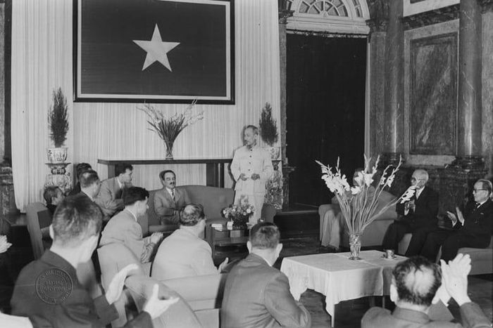 Chủ tịch Hồ Chí Minh tiếp Đoàn đại biểu Chính phủ Liên Xô do Phó Chủ tịch thứ nhất Hội đồng bộ trưởng Liên Xô A.I.Micaian dẫn đầu thăm Việt Nam, ngày 2.4.1956. Ảnh: Tư liệu