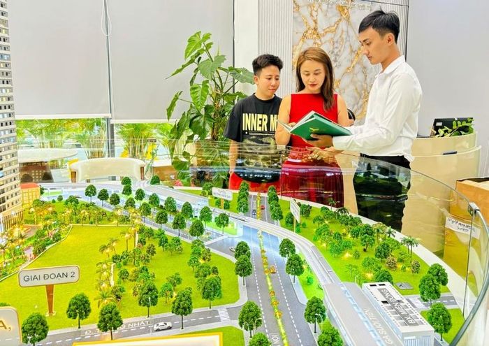 Khách hàng đang tìm hiểu sa bàn dự án ArtStella.