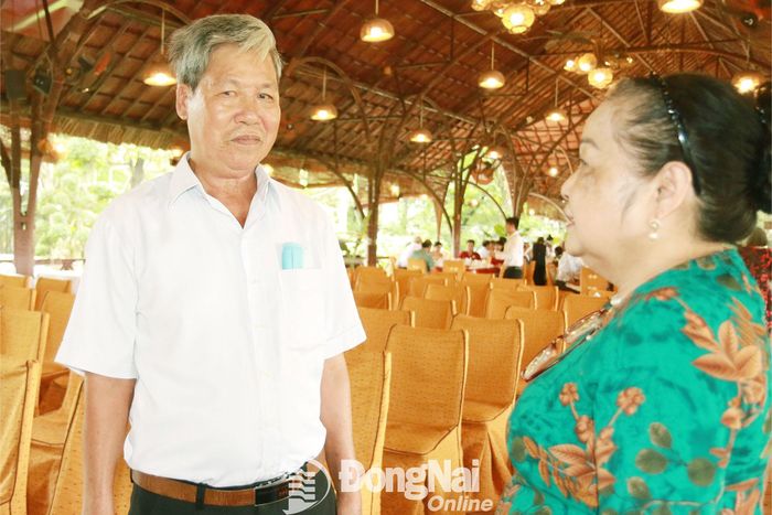 Ông Sỳ Phát Sáng (dân tộc Hoa, xã Bàu Hàm) trao đổi với một nông dân cùng địa phương về kinh nghiệm canh tác trên rẫy đá trong một hội nghị do Hội Người cao tuổi tỉnh tổ chức.