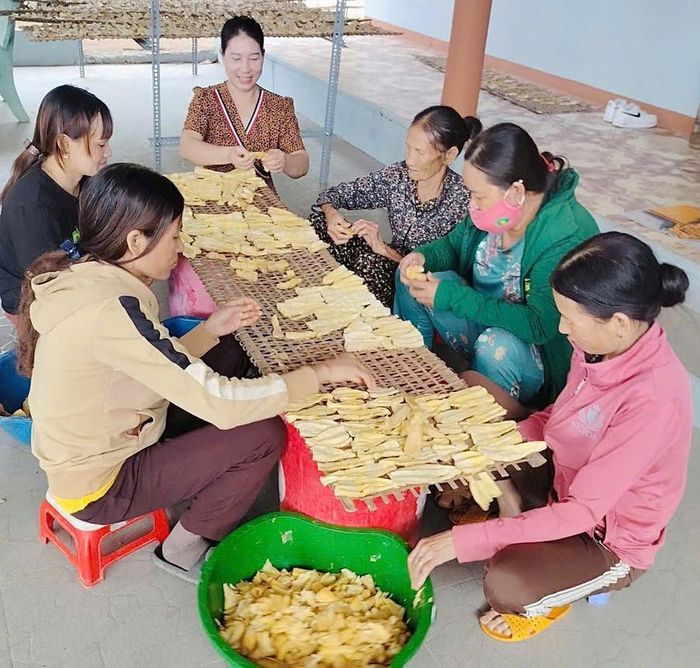  Các thành viên Hợp tác xã Nông nghiệp Thương mại và Dịch vụ Tơ Tung sơ chế măng để phơi khô. Ảnh: Lạc Hà 
