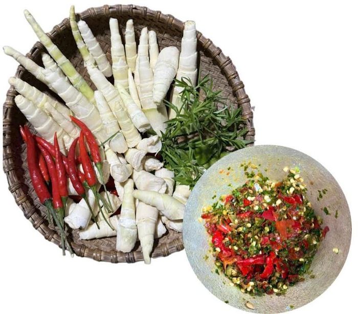  Người Jrai thường chấm măng dút chín với muối ớt giã lá húng. Ảnh: Lạc Hà 