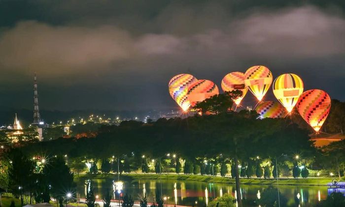 Biểu diễn khinh khí cầu Đà Lạt về đêm