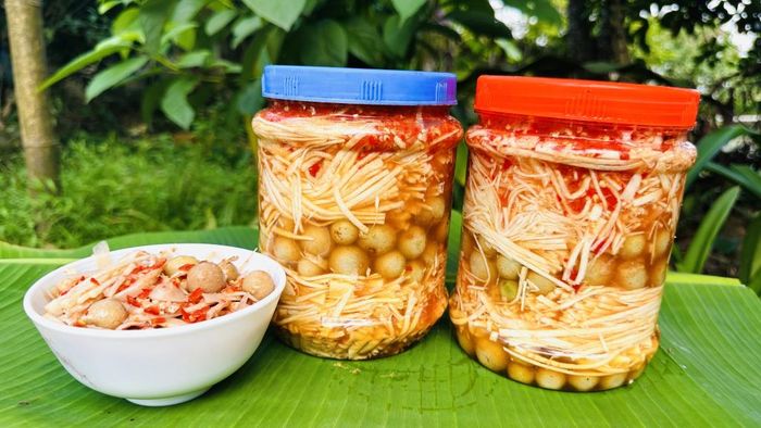 Măng ướp với ớt, tỏi và mác mật tạo nên món đặc sản trứ danh măng ớt của Cao Bằng.