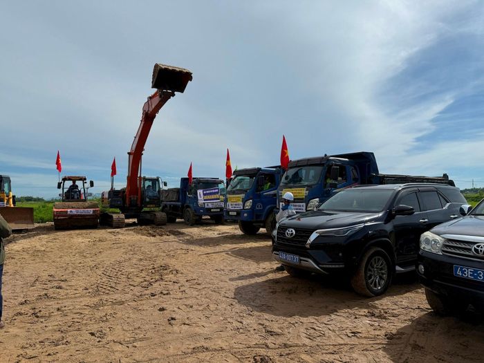 Các nhà thầu gồm: Công ty CP Tư vấn xây dựng cầu đường Đà Nẵng (tư vấn khảo sát và thiết kế xây dựng); Công ty TNHH Đầu tư xây dựng Dacinco (thi công xây dựng), dự kiến hoàn thành trong 15 tháng (từ 19/8 đến ngày 19/11/2026). Ảnh: Nguyễn Tú.