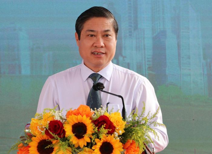 Phó Chủ tịch UBND thành phố Phan Thái Bình đề nghị các đơn vị thi công huy động tối đa nguồn lực, đảm bảo kỹ – mỹ thuật, an toàn, tiến độ. Các đơn vị phối hợp đồng bộ, giải quyết kịp thời các vướng mắc, tạo điều kiện thuận lợi nhất cho dự án. Ảnh: Nguyễn Tú.