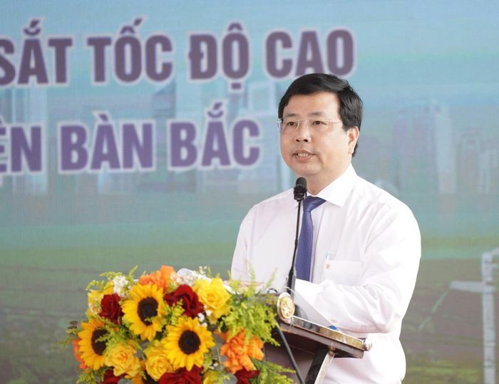 Theo Giám đốc Ban quản lý Nguyễn Minh Huy, Khu tái định cư không chỉ đáp ứng nhu cầu an cư của các hộ dân bị ảnh hưởng bởi dự án đường sắt tốc độ cao, mà còn tạo nên diện mạo đô thị mới, góp phần kết nối hạ tầng và thúc đẩy phát triển kinh tế – xã hội tại địa phương. Ảnh: Nguyễn Tú.