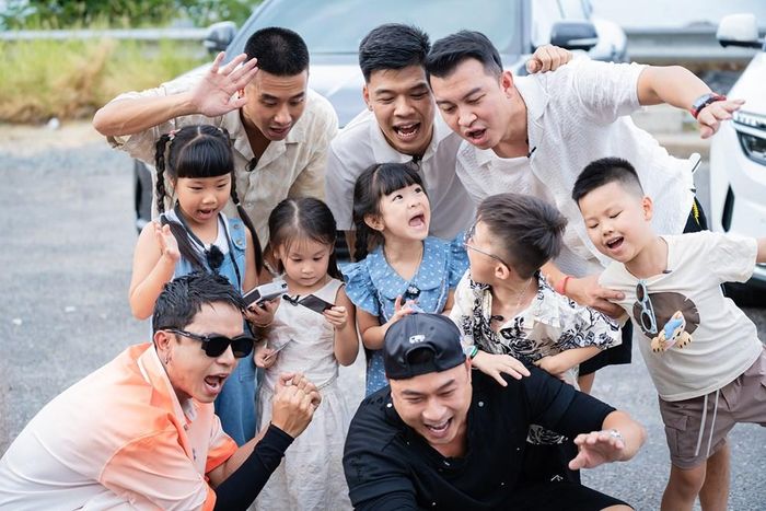 Các cặp bố con vui mừng gặp nhau ở chặng cuối
