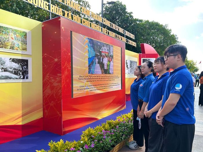 Đông đảo đoàn viên thanh niên tham gia xem khai triển lãm. Ảnh: Báo Người lao động